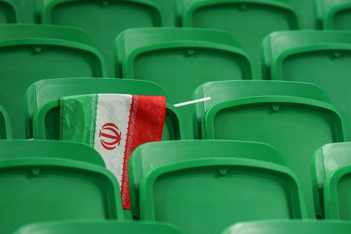 Archivo - 29 November 2022, Qatar, Doha: An Iranian flag hangs over a backrest in the stands after the FIFA World Cup Qatar 2022 Group B soccer match between Iran and USA at Al-Thumama Stadium. Photo: Christian Charisius/dpa