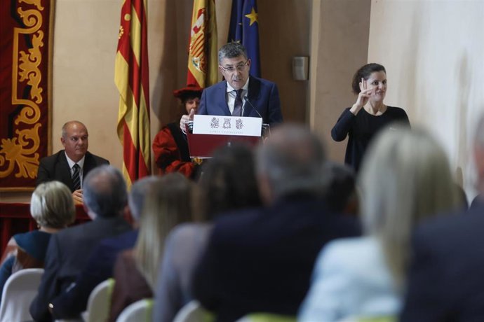 El presidente de Les Corts Valencianes, Enric Morera, durante el acto institucional del 25 d'Abril