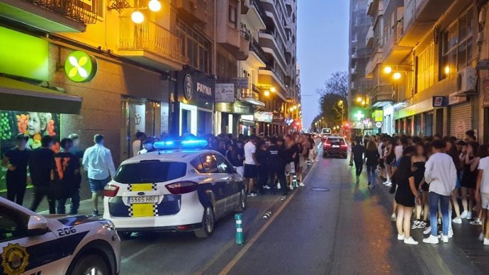 La Policía Local de Elche desaloja a más de 200 menores de una discoteca light sin permiso y que superaba el aforo en Elche
