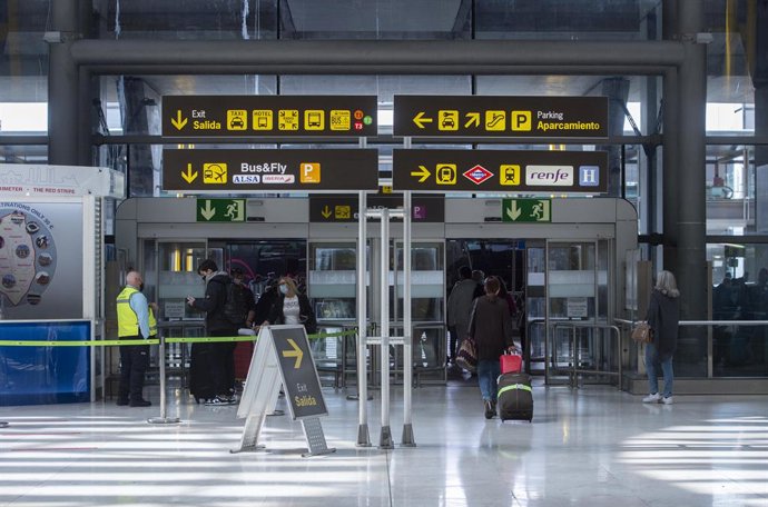 Archivo - Pasajeros caminan por las instalaciones de la T4 del Aeropuerto Adolfo Suárez Madrid-Barajas.