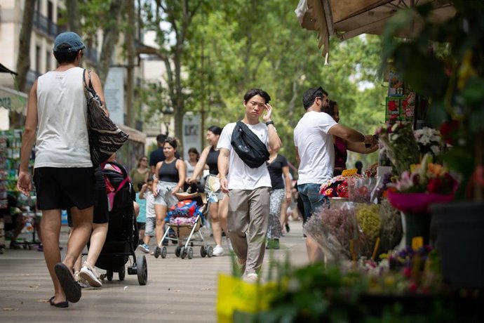 Archivo - Varias personas caminan por las Ramblas, a 4 de agosto de 2022, en Barcelona, Cataluña (España). 