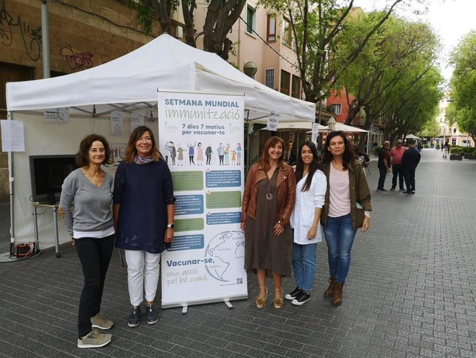 La consellera de Salud y Consumo, Patricia Gómez, visita una carpa sobre vacunación