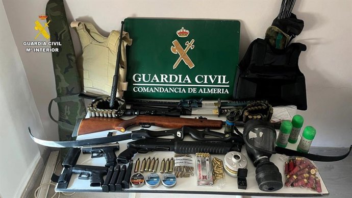Armas intervenidas en la operación 'Atrincherado' de la Guardia Civil en Roquetas de Mar (Almería).