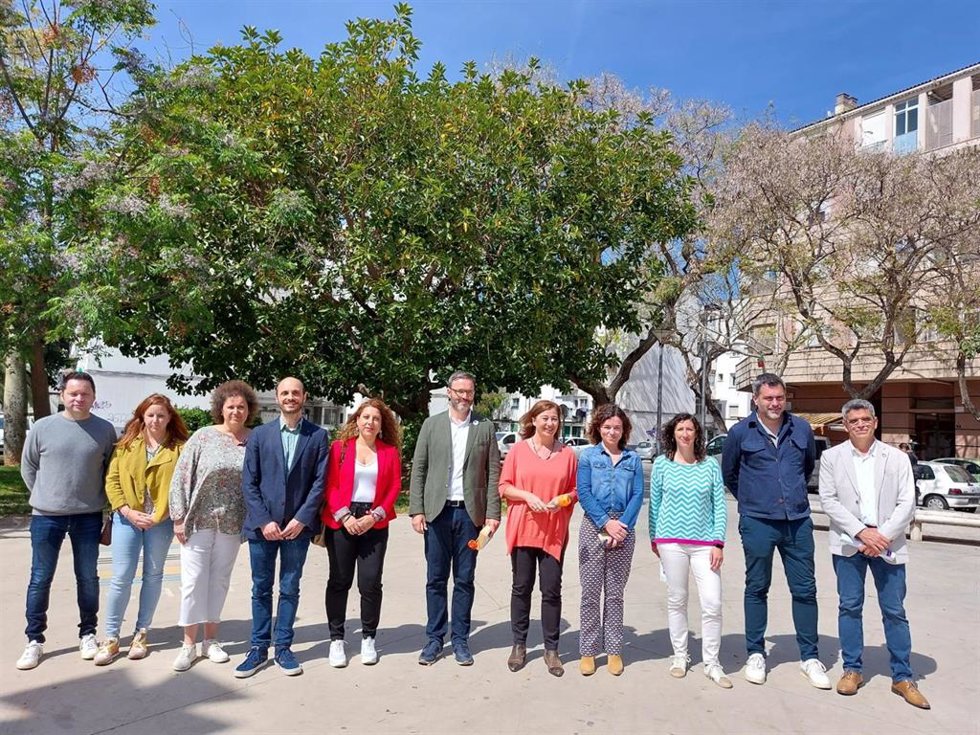 La secretaria general del PSIB-PSOE, presidenta del Govern y candidata a la reelección, Francina Armengol, junto al secretario general del PSOE de Palma, alcalde y candidato a la reelección, José Hila, y otros socialistas, en Son Gotleu
