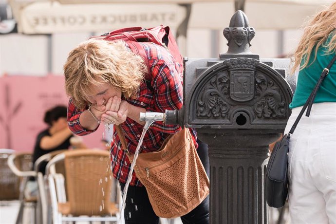 Una mujer bebe agua, a 24 de abril de 2023