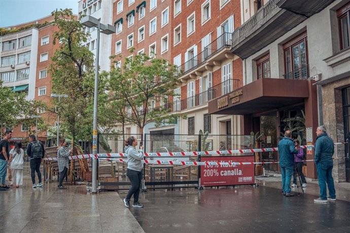 Restaurante 'Burro Canaglia Bar&Resto' precintado por un incendio, en la plaza de Manuel Becerra de Madrid.