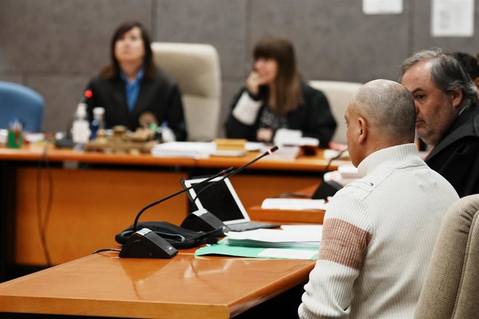 Imagen del acusado de asesinar a su compañero de piso en Bilbao en octubre de 2022 en Bilbao, en la primera sesión del juicio que se sigue en la Audiencia Provincial de Bizkaia