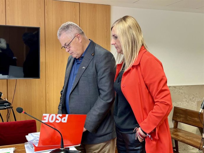 Noelia Cobo y Joaquín Gómez en el registro de las candidaturas del PSOE en la Junta Electoral