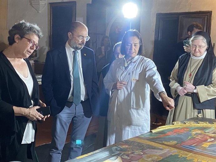 El presidente del Gobierno de Aragón, Javier Lambán; la directora general de Patrimonio Cultural, Marisancho Menjón; la restauradora Gloria Solé; y la hermana canonesa Ana.