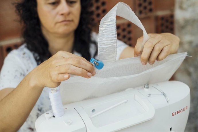 Archivo - Crean una 'tote bag' impermeable con bolsas de supermercado