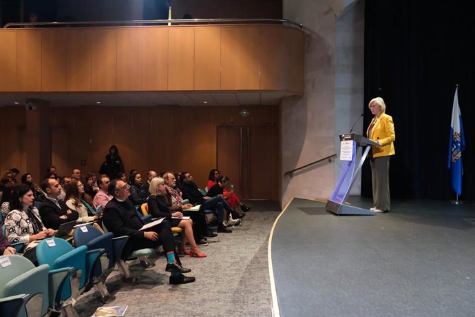 Los consejeros de Educación y Formación Profesional, Marina Lombó, y de Sanidad, Raúl Pesquera, participan en la apertura del ciclo de Formación 'Salud mental y bienestar emocional en el ámbito educativo'