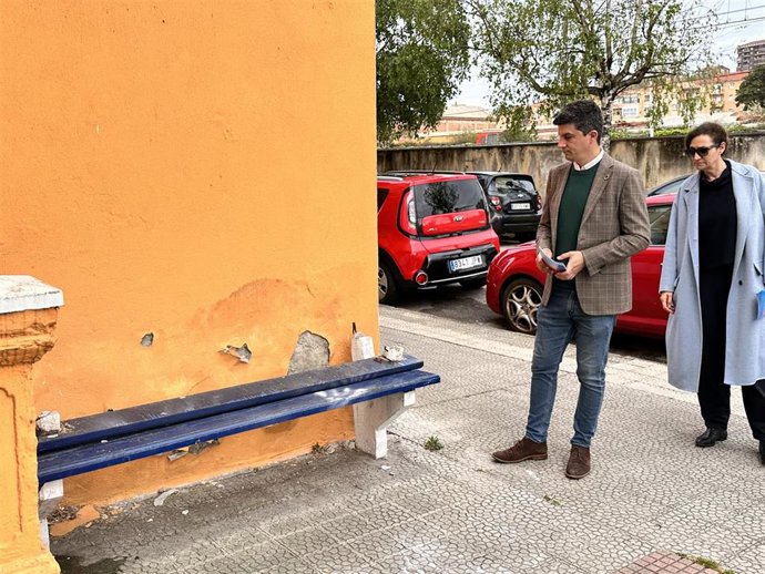 El candidato del PSOE a la Alcaldía de Santander, Daniel Fernández, visita el polígono de Cadina