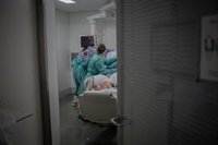 Andalucía supera los 300 hospitalizados por Covid, suma 2.941 casos y 27 muertes y sube a 96 su tasa en mayores de 60