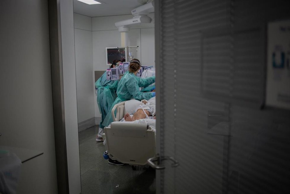 Archivo - Personal sanitario visita a un enfermo ingresado en una Unidad de Cuidados Intensivos, foto de recurso