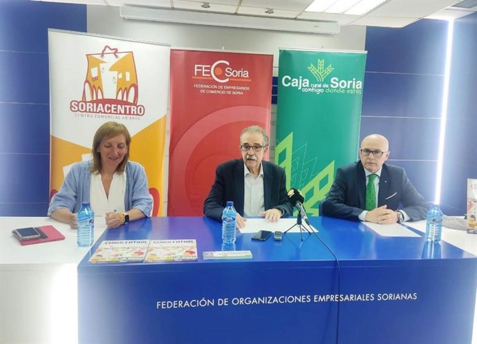 De izda a dcha, Yolanda Santos, Jesús Muñoz y Juan Antonio Tierno presentan el 'Eurocentrín'
