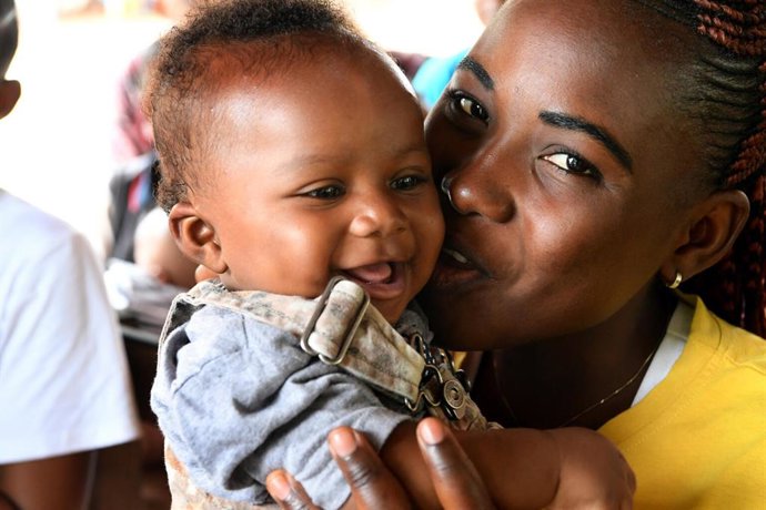 Archivo - A baby is waiting for his turn to be vaccinated in the General Hospital of Mbandaka, the Equatorial Provence of the Democratic Republic of Congo.    For every child, health.