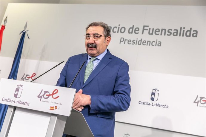 El consejero de Sanidad, Jesús Fernández Sanz, comparece para informar sobre los acuerdos del Consejo de Gobierno relacionados con su departamento.