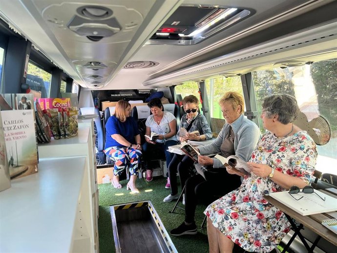 Los bibliobuses de Diputación terminan su ruta por la provincia tras visitar Frigiliana, Sayalonga y Algarrobo