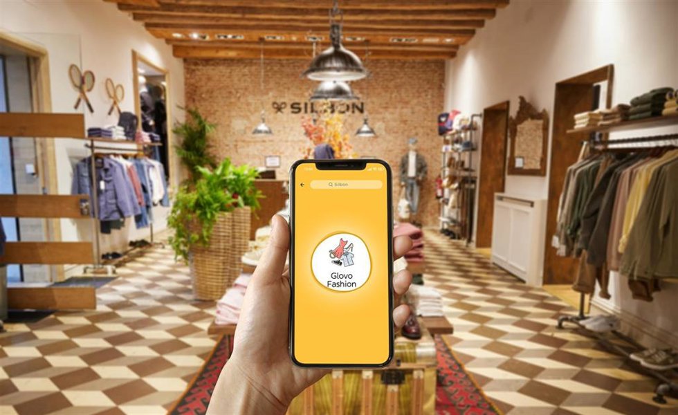 Imagen de la interfaz de la plataforma 'Glovo Fashion' en el teléfono móvil.