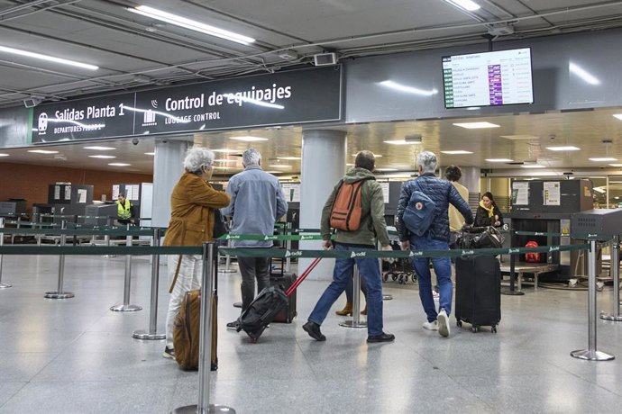 Varias viajeros con maletas en el control de acceso de la estación Almudena Grandes-Atocha Cercanías, a 5 de abril de 2023, en Madrid (España). 