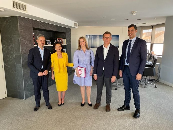 El sindicato Afapna se reúne con el presidente del Partido Popular, Alberto Núñez Feijóo; el vicesecretario de Economía del PP, Juan Bravo; y el presidente del partido en Navarra, Javier García.