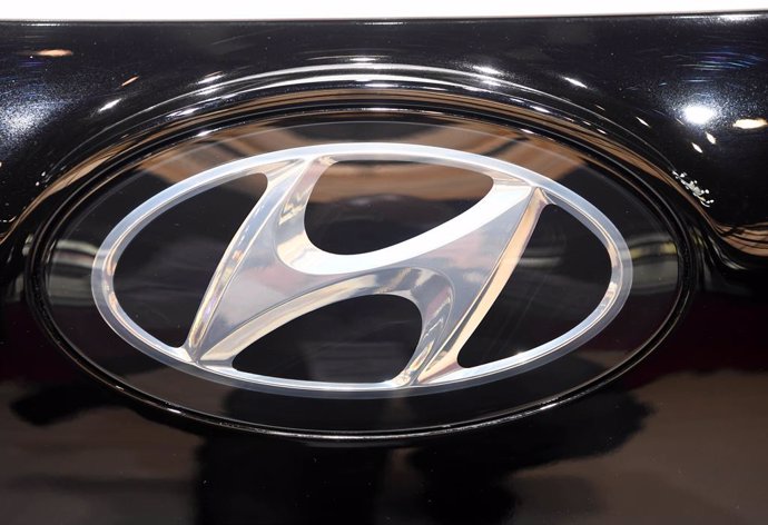 Archivo - FILED - 03 October 2018, France, Paris: A Hyundai logo taken on the second press day of the Paris International Motor Show. Photo: Uli Deck/dpa