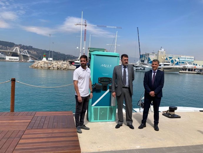 (I-D) El Responsable De Aqua Superpower En España Y Portugal, Pedro Companys; El Presidente Del Puerto De Barcelona, Lluís Salvadó, Y El Director De Marina Vela Barcelona, Alberto Garcia