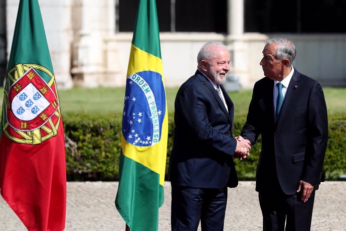 LISBON, April 24, 2023  -- Brazilian President Luiz Inacio Lula da Silva (L) shakes hands with Portuguese President Marcelo Rebelo de Sousa in Lisbon, Portugal on April 22, 2023.   Lula arrived in Lisbon on Friday on his first visit to Europe since bein