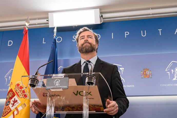 El portavoz de Vox en el Congreso, Iván Espinosa de los Monteros, ofrece una rueda de prensa sobre la Ley de Vivienda en el Congreso de los Diputados, a 25 de abril de 2023, en Madrid (España). El grupo parlamentario se opone a la ley de la vivienda por