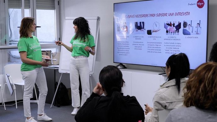 Nota Informativa / Voluntarios De Iberdrola Guían La Formación De Mujeres En Exclusión Junto A La Fundación Integra