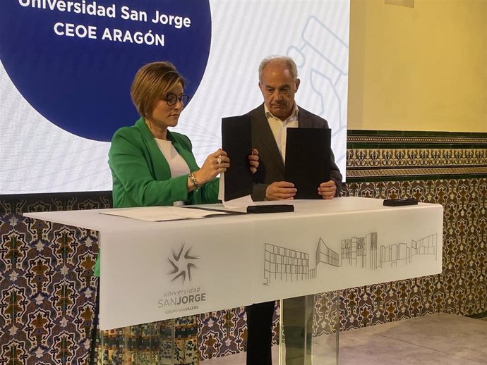 El presidente de CEOE Aragón, Miguel Marzo, y la rectora de la USJ, Berta Sáez.