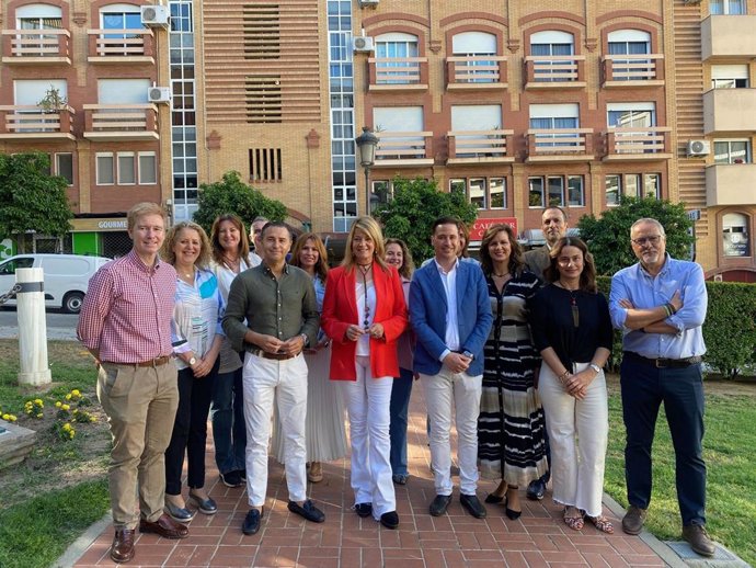 La candidata del Partido Popular a la Alcaldía de Huelva, Pilar Miranda, acompañada por miembros de la candidatura.