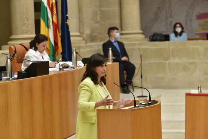 Archivo - La presidenta del Gobierno riojano, Concha Andreu, contesta a la portavoz de IU, Henar Moreno (sentada en la Mesa de la Cámara)