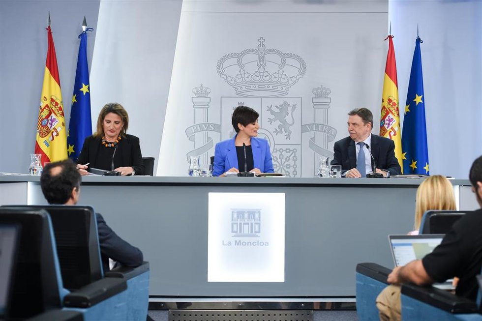 (I-D) La vicepresidenta tercera y ministra para la Transición Ecológica y el Reto Demográfico, Teresa Ribera; la ministra Portavoz, Isabel Rodríguez y elde Agricultura, Pesca y Alimentación, Luis Planas