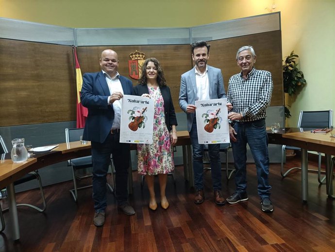 Autoridades tras la presentación del festival Naturarte de Monfragüe