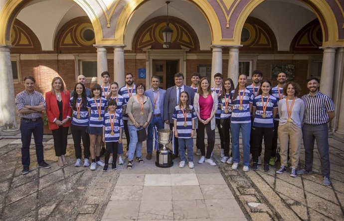 Recepción del Club Recreativo IES La Orden en el Ayuntamiento de Huelva.