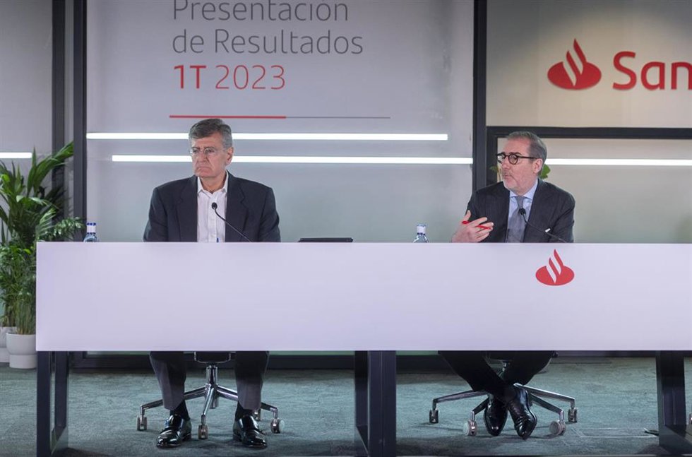 El consejero delegado, Héctor Grisi (i), y el director financiero, José García Cantera (d), durante una presentación de los resultados del primer trimestre del 2023, en la Ciudad Grupo Santander, a 25 de abril de 2023, en Boadilla del Monte, Madrid (Esp