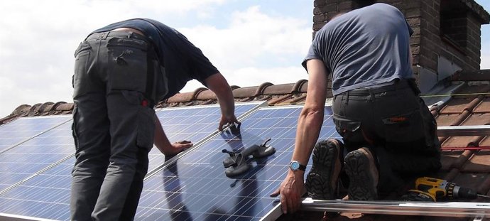 Trabajadores con placas solares.