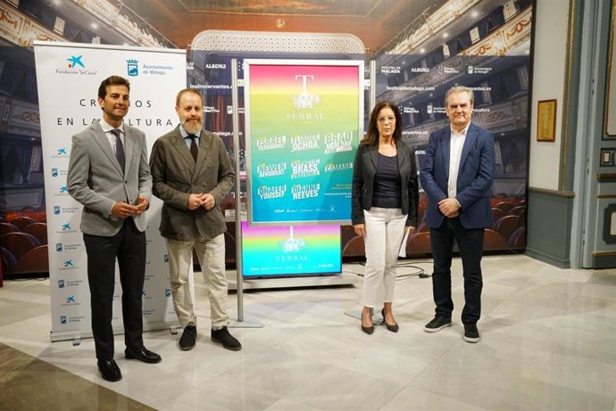 La directora general de Cultura del Ayuntamiento de Málaga, Susana Martín Fernández, y el gerente de Málaga Procultura, Juan Antonio Vigar, han presentado el programa del festival de verano del Teatro Cervantes.