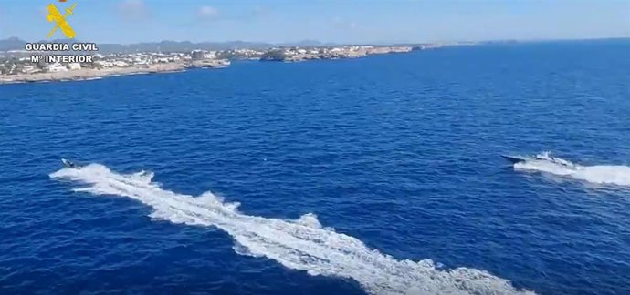 Una lancha de la Guardia Civil persiguiendo a la narcolancha, en Mallorca.
