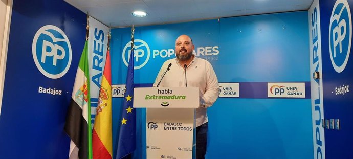 El presidente del PP provincial de Badajoz, Manuel Naharro, en rueda de prensa