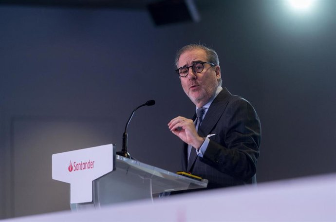 El consejero delegado, Héctor Grisi, interviene durante una presentación de los resultados del primer trimestre del 2023, en la Ciudad Grupo Santander, a 25 de abril de 2023, en Boadilla del Monte, Madrid (España). Banco Santander obtuvo un beneficio ne
