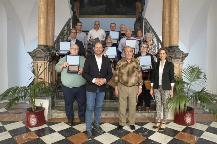 El delegado de Empleo, Miguel Ruz (segundo por la izda.) en la entrega de reconocimientos del proyecto 'Sector primario, un nicho de empleo por explotar'.