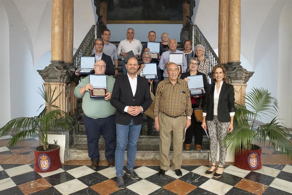 El delegado de Empleo, Miguel Ruz (segundo por la izda.) en la entrega de reconocimientos del proyecto 'Sector primario, un nicho de empleo por explotar'.