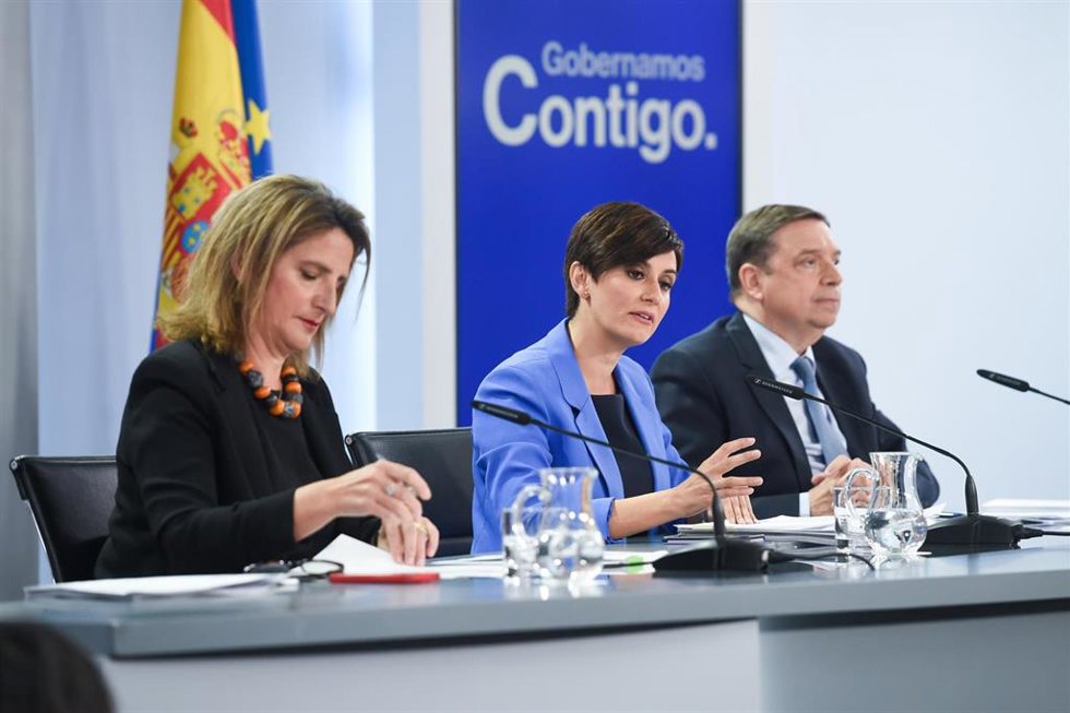 (I-D) La vicepresidenta tercera y ministra para la Transición Ecológica y el Reto Demográfico, Teresa Ribera; la ministra Portavoz, Isabel Rodríguez y el ministro de Agricultura, Pesca y Alimentación, Luis Planas 