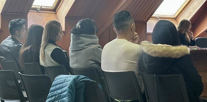 Los seis acusados de obligar a prostituirse a una joven colombiana en un piso de Santander
