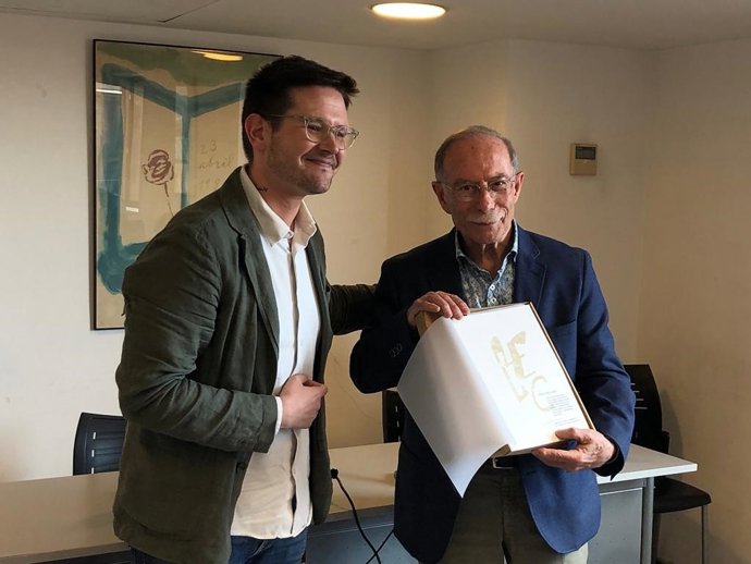 El presidente de la AELC, Sebasti Portell, y el poeta y narrador Antoni Vidal, tras concederle el 36 Premi Jaume Fuster de la AELC