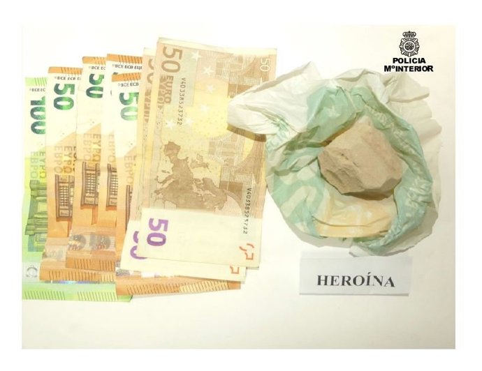 Bolsa con heroína y 400 euros confiscados al detenido