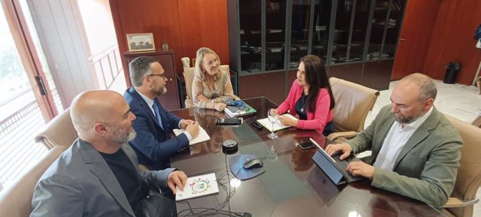 Encuentro mantenido por la presidenta del Sector de Educación de CSIF Andalucía, Elena García, con la viceconsejera de Desarrollo Educativo y Formación Profesional, María Esperanza O'Neill