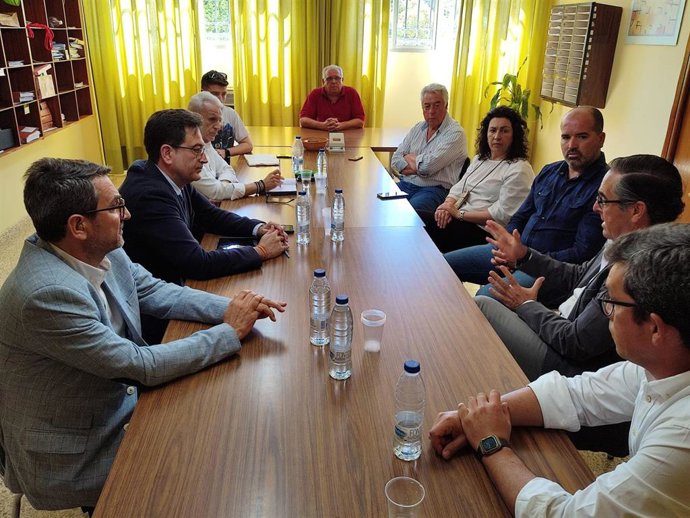 El delegado de Desarrollo Educativo y Formación Profesional y de Universidad, Investigación e Innovación, Miguel Briones; y el delegado de Economía, Hacienda, Fondos Europeos y de Política Industrial y Energía, Carlos García, en una reunión en Campillos